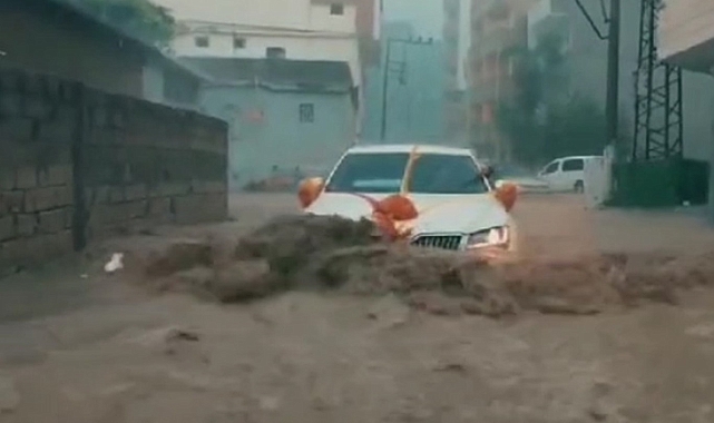 Gelin arabası sel sularının ortasında kaldı