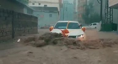 Gelin arabası sel sularının ortasında kaldı