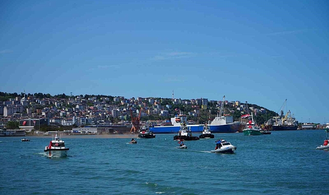 Gemilerin görkemli geçişi binlerce kişi tarafından ilgiyle izlendi