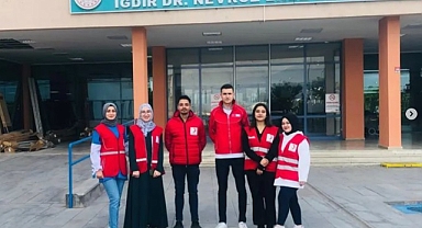 Genç Kızılay, Anneler ve Hemşireler gününde gül dağıttı