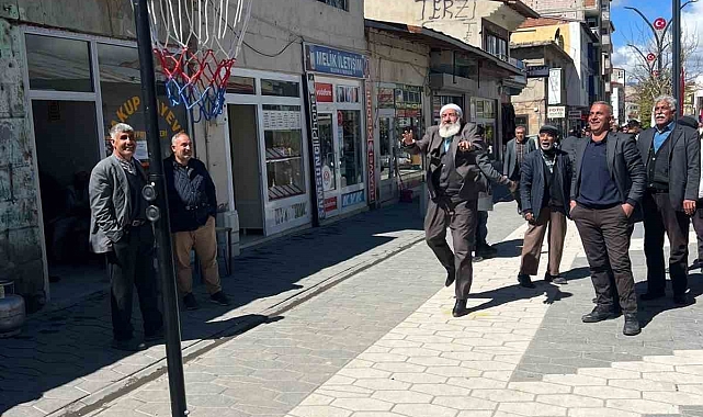 Gençlik etkinliklerinde, 71 yaşındaki adam, gençlere taş çıkarttı