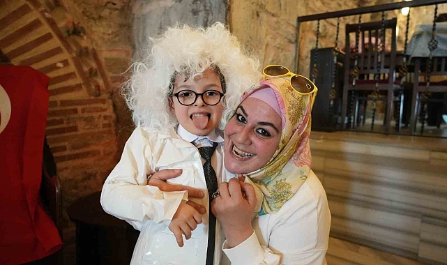 Geri dönüşüm malzemelerinden kıyafet tasarlayıp defile yaptılar