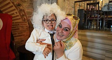 Geri dönüşüm malzemelerinden kıyafet tasarlayıp defile yaptılar