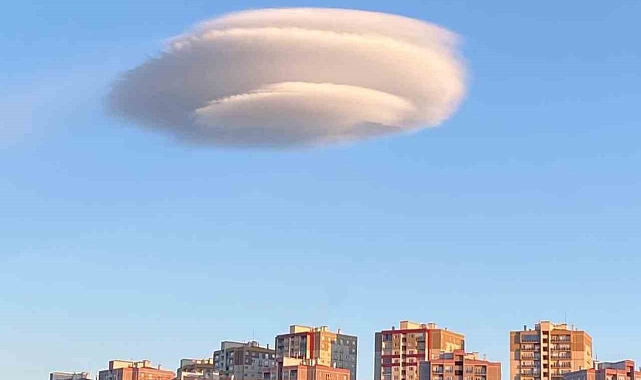 Gökyüzünde çok katmanlı mercek bulutu oluştu