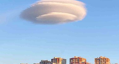 Gökyüzünde çok katmanlı mercek bulutu oluştu