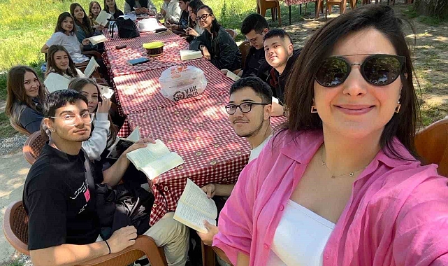 Göl kenarında, &quot;Kitap benim-dışarıda okuma saati&quot;