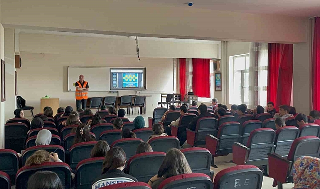 Gönüllü veteriner hekimler, okul okul gezerek öğrencilere hayvan sevgisini aşılıyor
