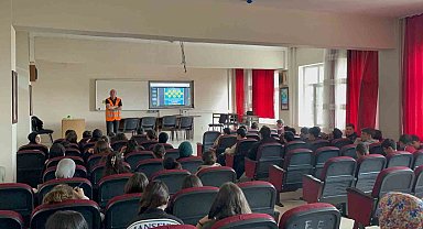 Gönüllü veteriner hekimler, okul okul gezerek öğrencilere hayvan sevgisini aşılıyor