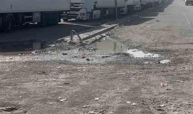 Gürbulak Gümrük Kapısı&#039;nda bekleyen tır sürücüleri, yetkililerden yardım istedi