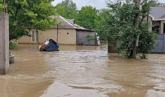 Gürcistan&#039;da köprüler çöktü onlarca kişi evlerinde mahsur kaldı