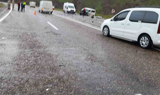 Hafif ticari araç ile minibüs çarpıştı: 2 ölü, 5 yaralı