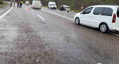 Hafif ticari araç ile minibüs çarpıştı: 2 ölü, 5 yaralı