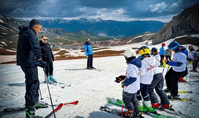 Hakkari&#039;de mayıs ayında kayak yarışması düzenlendi