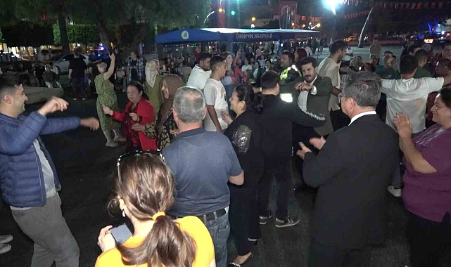 Hatay&#039;ın Dörtyol ilçesinde Engelli gençlere temsili askerlik öncesi kına gecesi