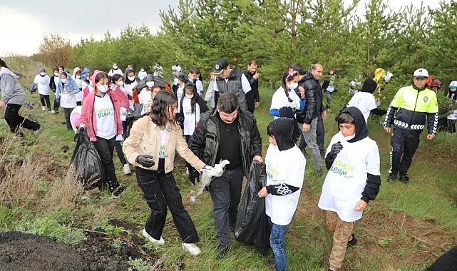 Hatıra ormanındaki çöpler toplandı