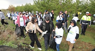 Hatıra ormanındaki çöpler toplandı