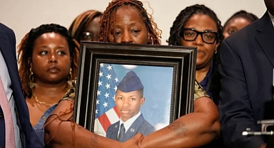 Hava üssü personelini kapısında defalarca ateş ederek öldürdü