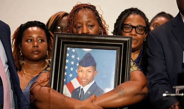 Hava üssü personelini kapısında defalarca ateş ederek öldürdü