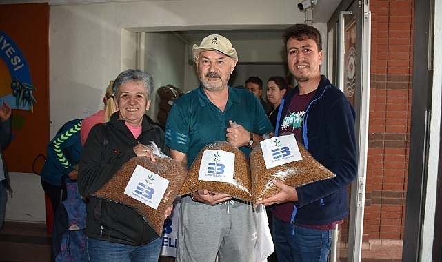 Hayvan severlere, 5 ton kedi ve köpek maması dağıtıldı
