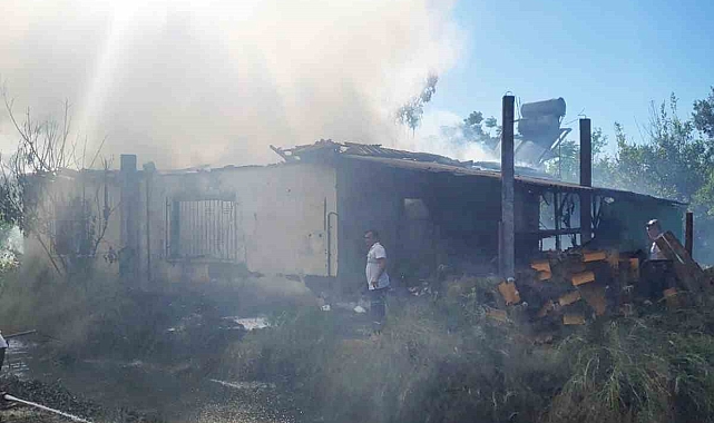 Hediyelik eşya yapılan evde yangın çıktı