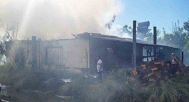 Hediyelik eşya yapılan evde yangın çıktı