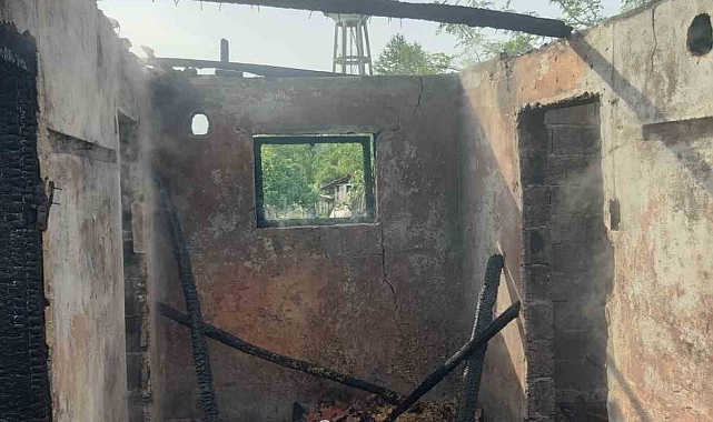 Henüz bilinmeyen bir sebeple müstakil evde çıkan yangında, ev kül oldu