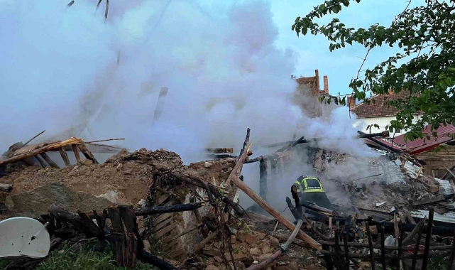 Hisarcık&#039;ta ahşap ev yangını