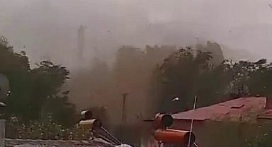 Hortum, çatılarını uçurdu