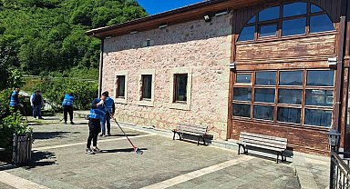 hükümlüler, Camileri ve mezarlıkları temizleyerek cezalarını çekiyorlar