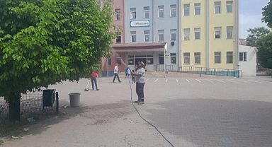 Iğdır Belediyesi okul bahçelerini ilaçlanıyor