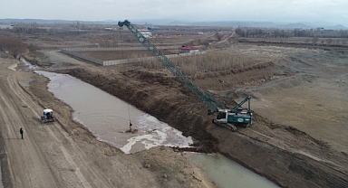 Iğdır'da kanal temizleme çalışmaları devam ediyor