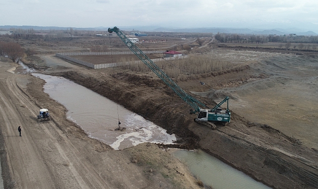 Iğdır&#039;da kanal temizleme çalışmaları devam ediyor