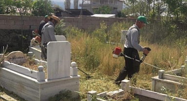 Iğdır’da mezarlık temizliği devam ediyor