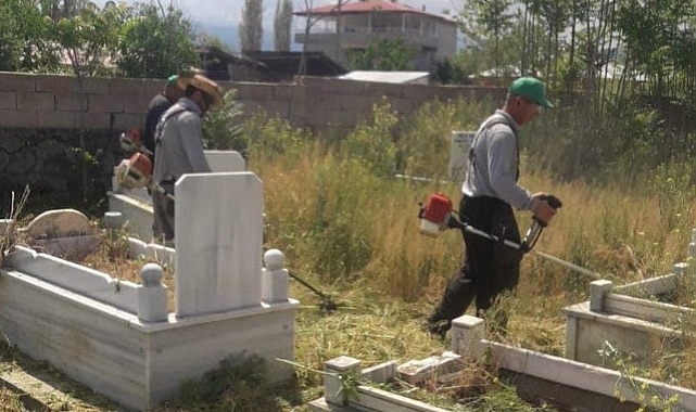 Iğdır’da mezarlık temizliği devam ediyor