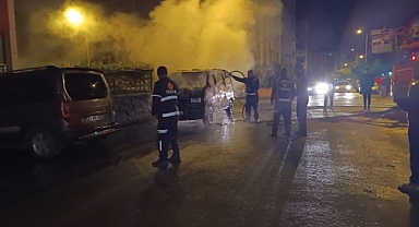 Iğdır'da park halindeki araç yangını geceyi aydınlattı