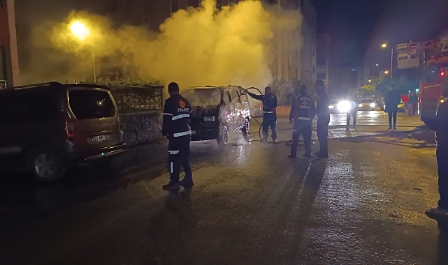 Iğdır&#039;da park halindeki araç yangını geceyi aydınlattı