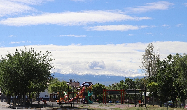 Iğdır&#039;ın yüksek kesimlerde mayıs ayında kar yağışıyla beyaza büründü