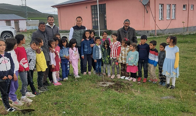 Iğdır Orman İşletme İl Müdürlüğünce köy okuluna fidan dikimi yapıldı