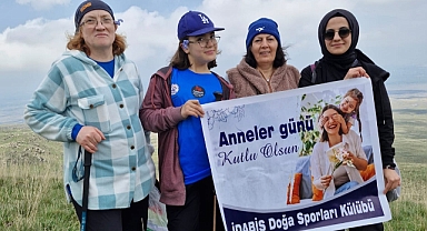 Iğdırlı Dağcılar Anneler Gününü Haydar Dağı’nın zirvesinde kutladı