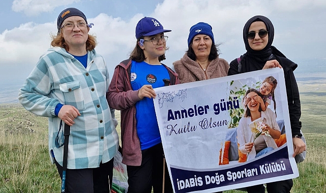 Iğdırlı Dağcılar Anneler Gününü Haydar Dağı’nın zirvesinde kutladı