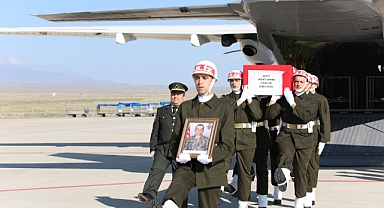 Iğdırlı Şehidimizin naaşı Iğdır Havalimanında karşılandı