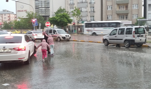 Iğdırlılar, aniden bastıran sağanağa hazırlıksız yakalandılar