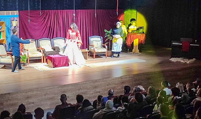 &quot;İhtiyar Kız&quot; oyunu tiyatro severlere eğlenceli saatler yaşattı