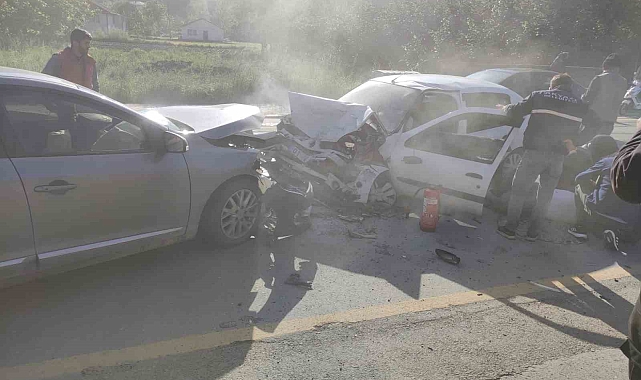 İki otomobil kafa kafaya çarpıştı