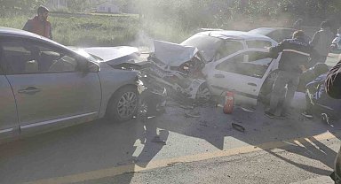 İki otomobil kafa kafaya çarpıştı