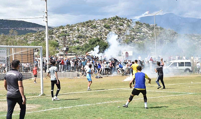 İki takımın şampiyonluk maçında taşlar ve soplar havada uçuştu