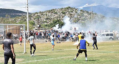 İki takımın şampiyonluk maçında taşlar ve soplar havada uçuştu