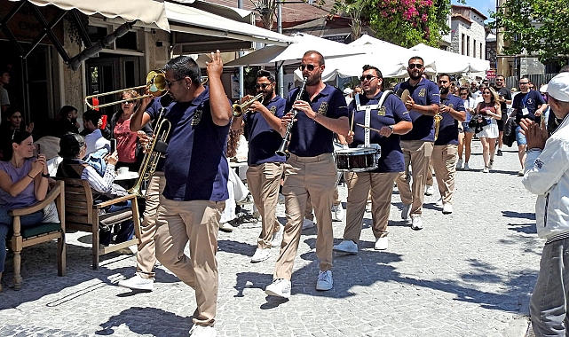İki Yaka Festivali sokakları karnaval alanına çevirdi