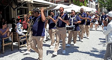 İki Yaka Festivali sokakları karnaval alanına çevirdi