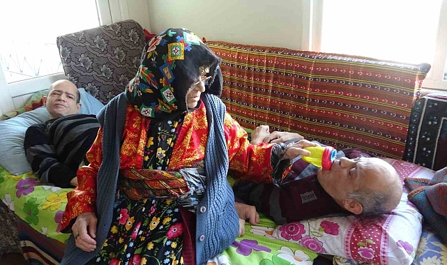 İlerleyen yaşına rağmen, 60 yıldır engelli çocuklarına bebek gibi bakıyor